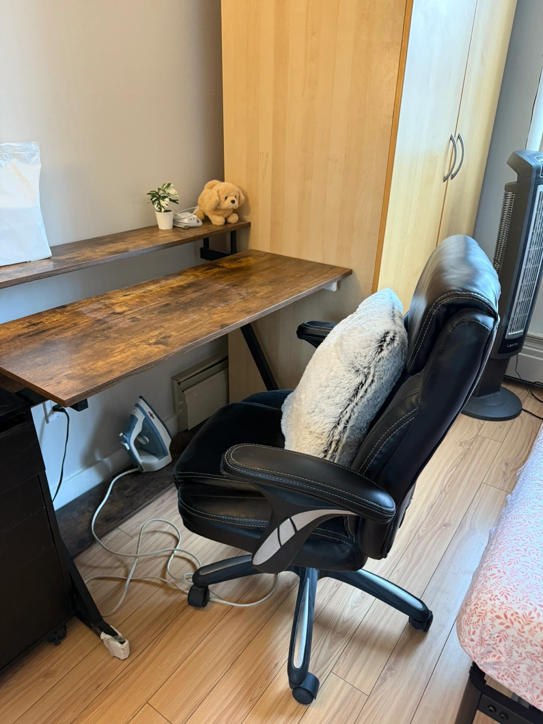 Move Out Sell - Office table and chair - photo 3