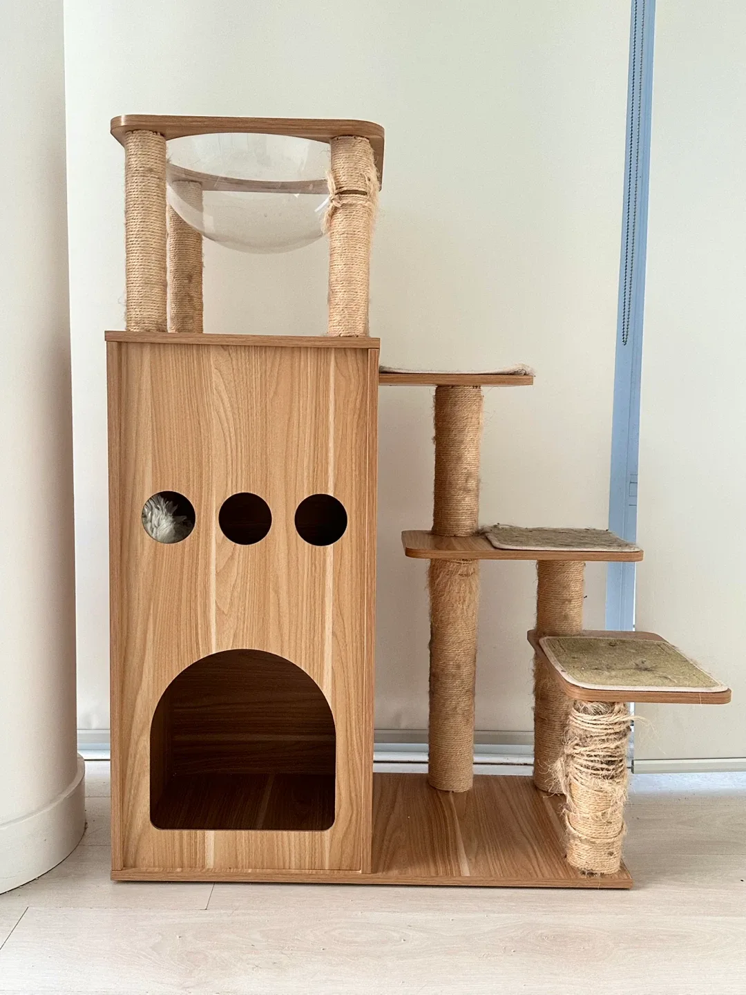 Cat tree with scratching posts