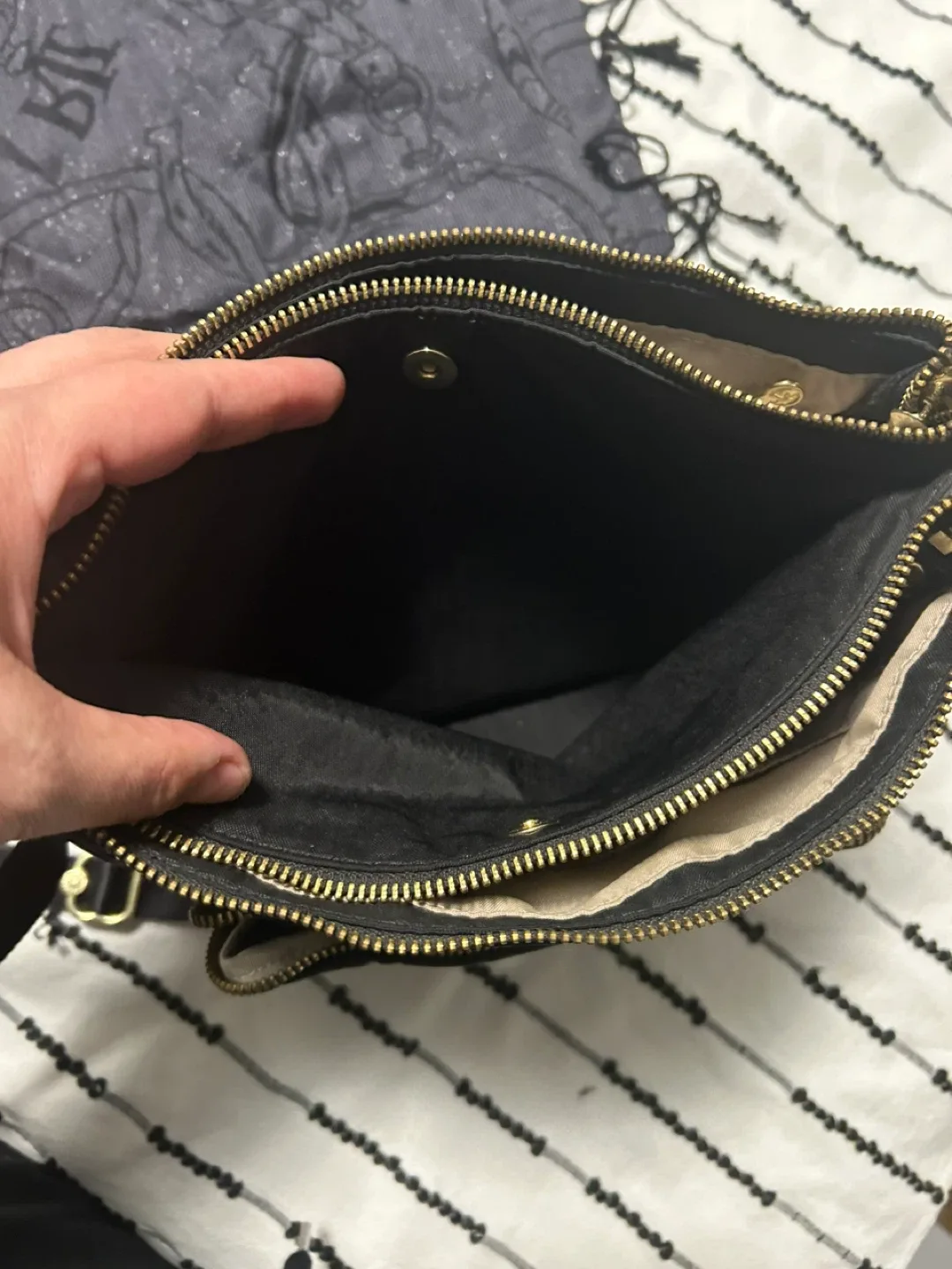 Kipling Black Crossbody Bag image indicator(7)