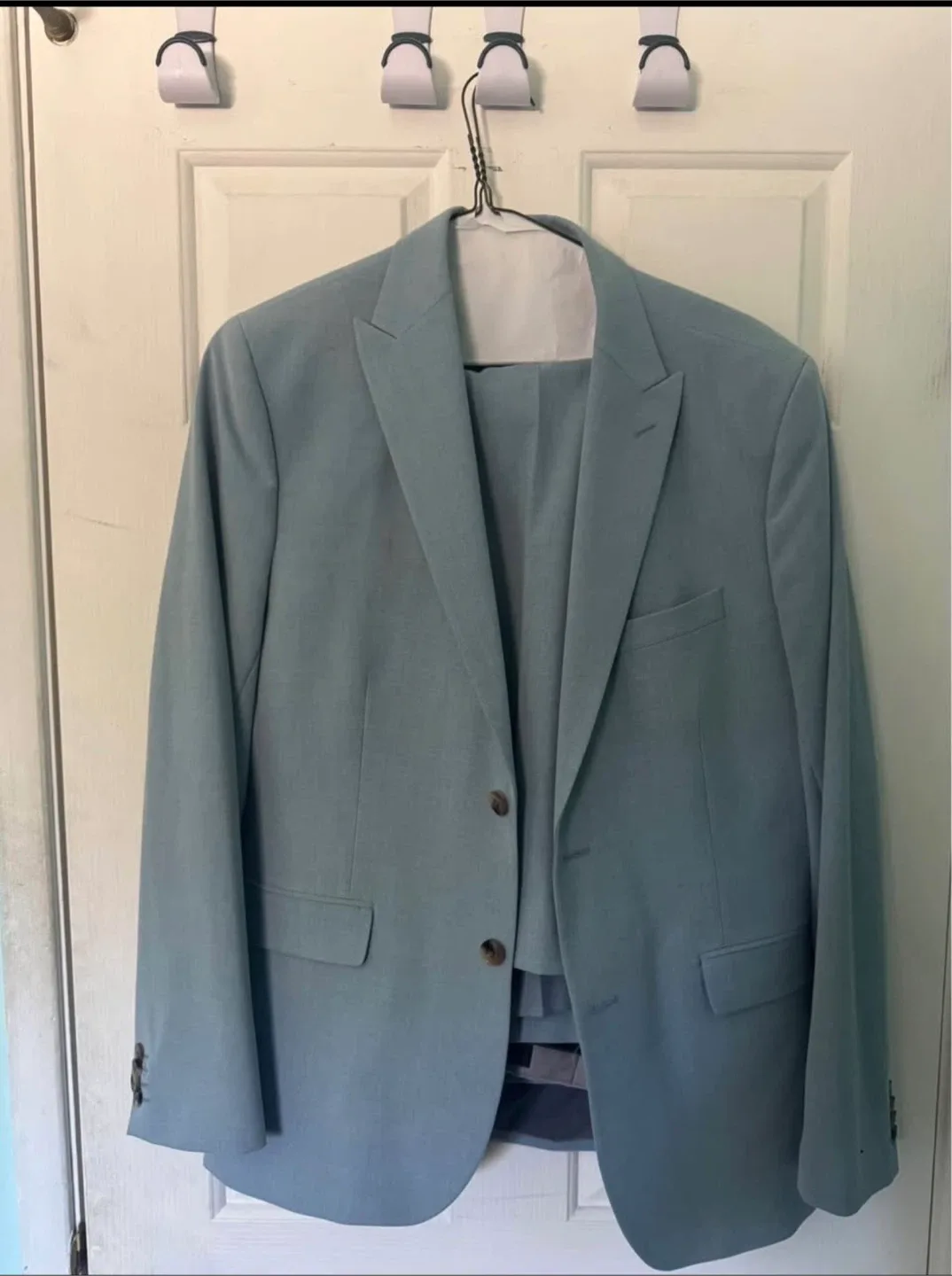RW&CO. Tailored Fit Suit - Size 32/32, 40