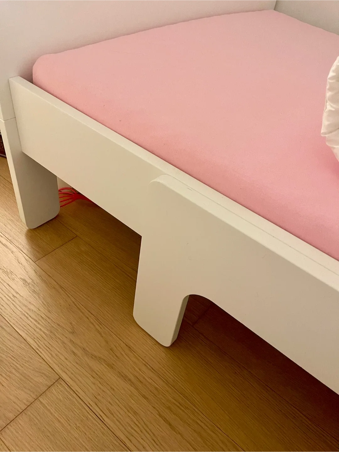 IKEA SLÄKT / NATTAPA Ext bed frm W guard rl+slat bd base, white. image indicator(4)