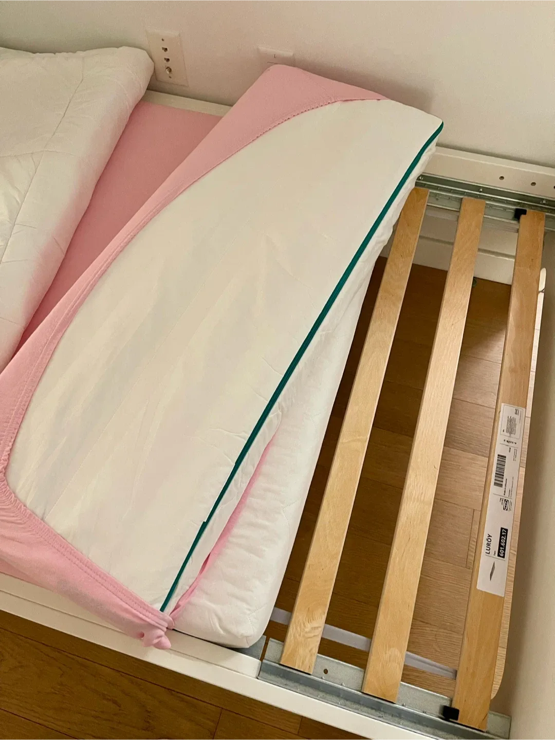 IKEA SLÄKT / NATTAPA Ext bed frm W guard rl+slat bd base, white. image indicator(6)