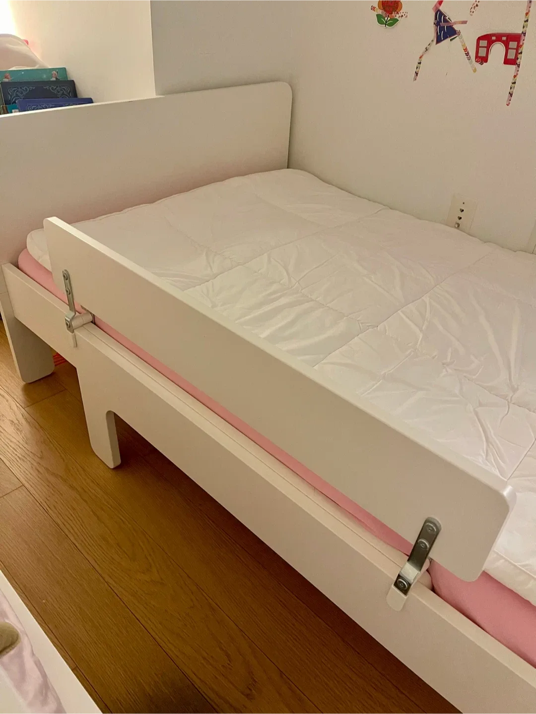 IKEA SLÄKT / NATTAPA Ext bed frm W guard rl+slat bd base, white. image indicator(7)