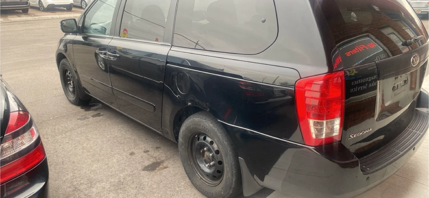 Kia Sedona Minivan image indicator(3)