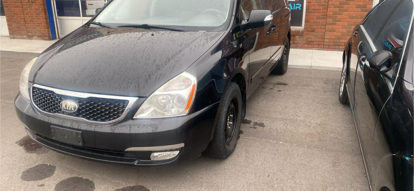 Kia Sedona Minivan image indicator(2)