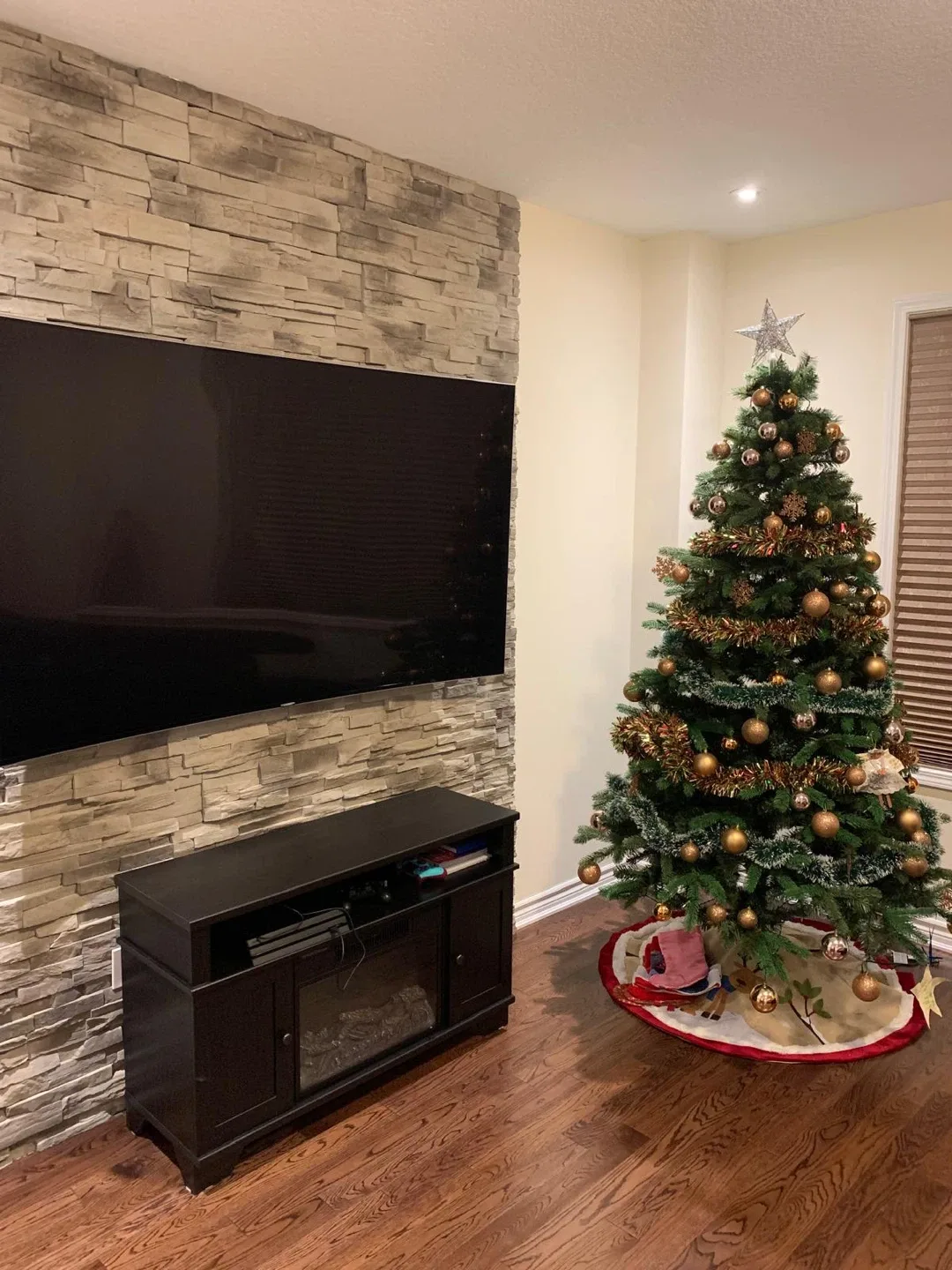 Christmas Tree + Ornaments (Artificial) image indicator(2)