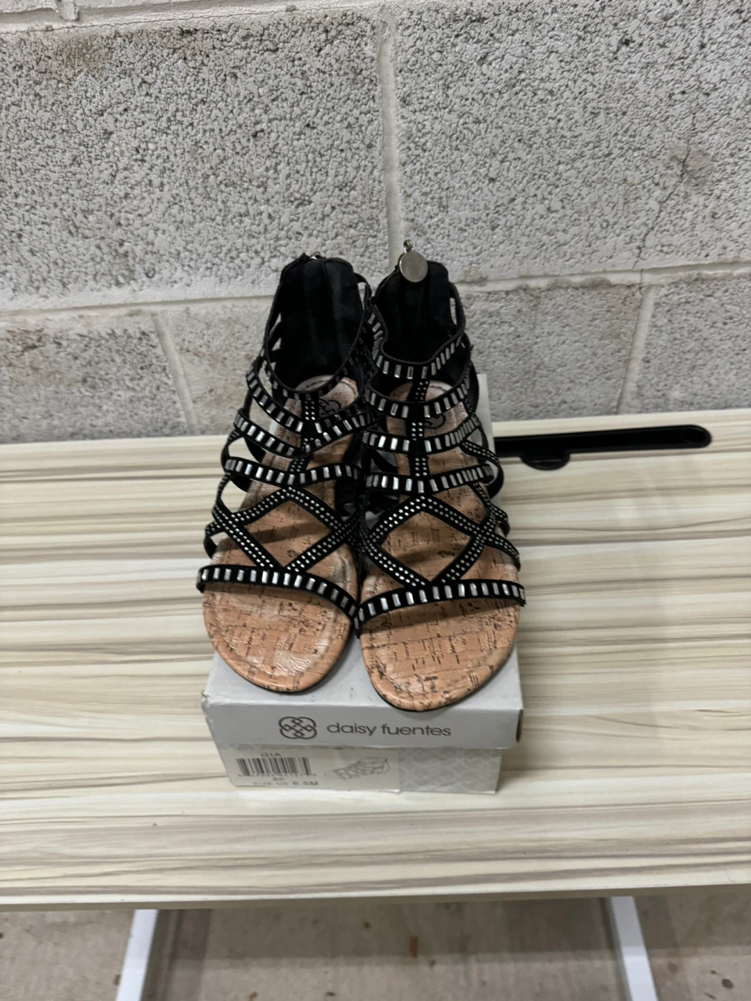 Daisy Fuentes Black Gladiator Sandals - Size 6.5 - photo 4