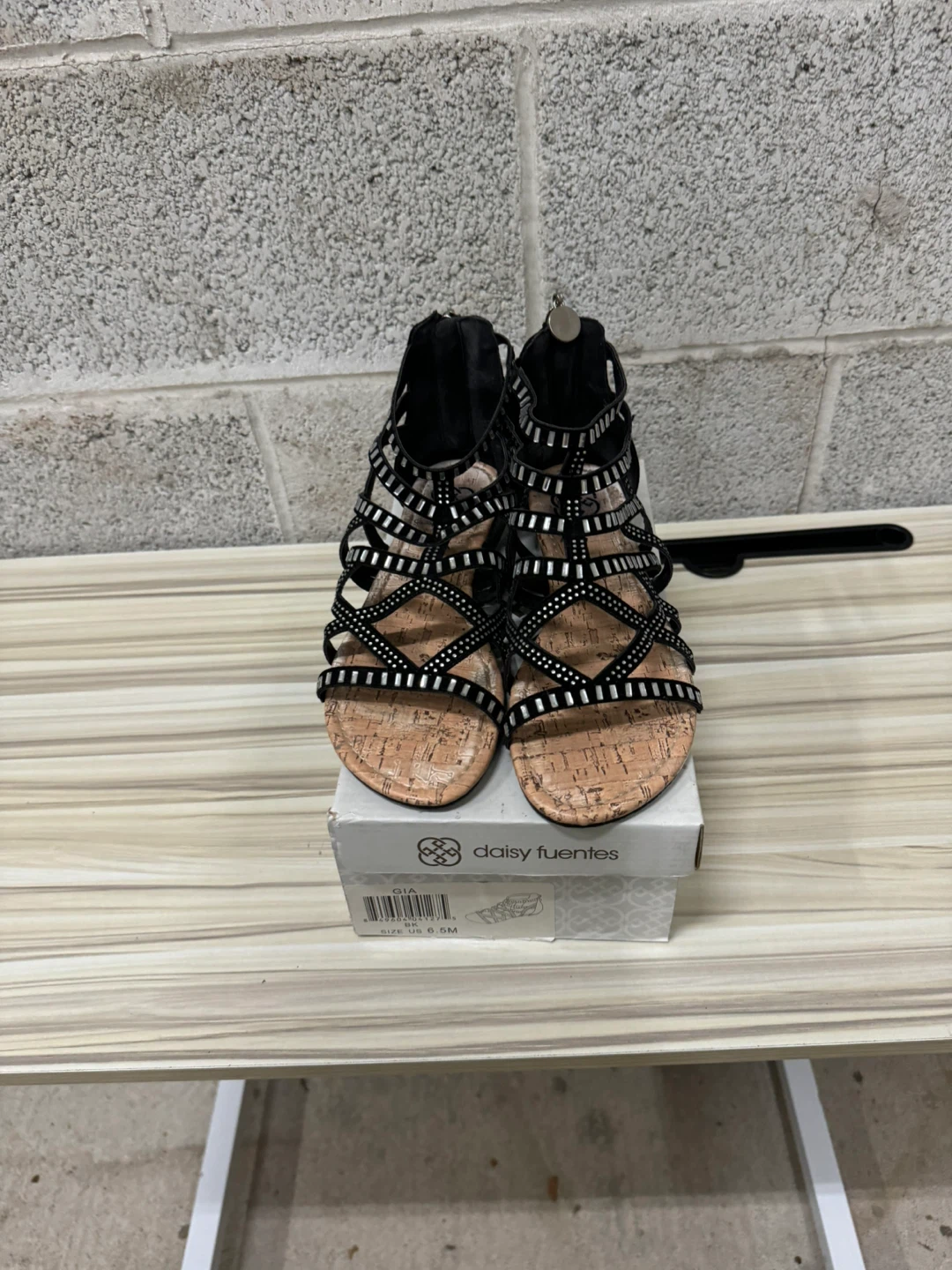 Daisy Fuentes Black Gladiator Sandals - Size 6.5 - photo 3