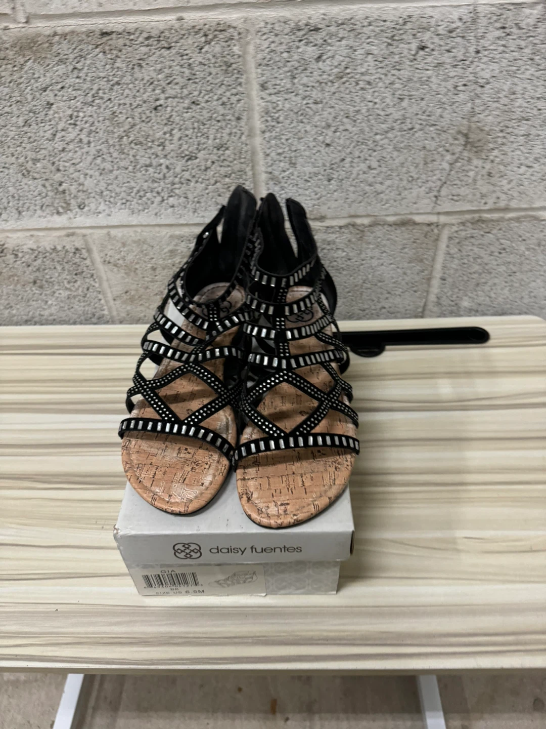 Daisy Fuentes Black Gladiator Sandals - Size 6.5 - photo 2