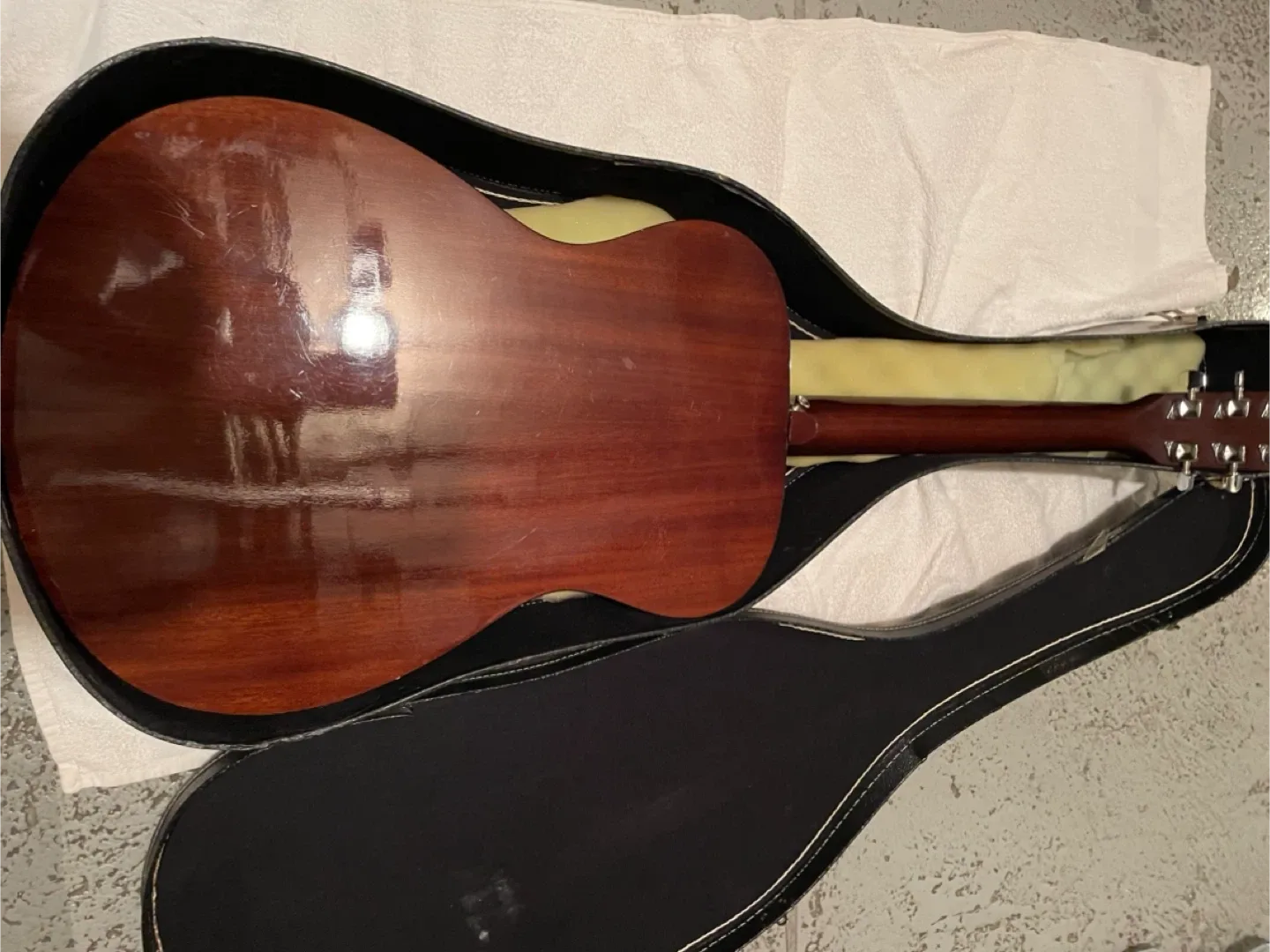Yamaha FS81 Acoustic Guitar with Case image indicator(2)