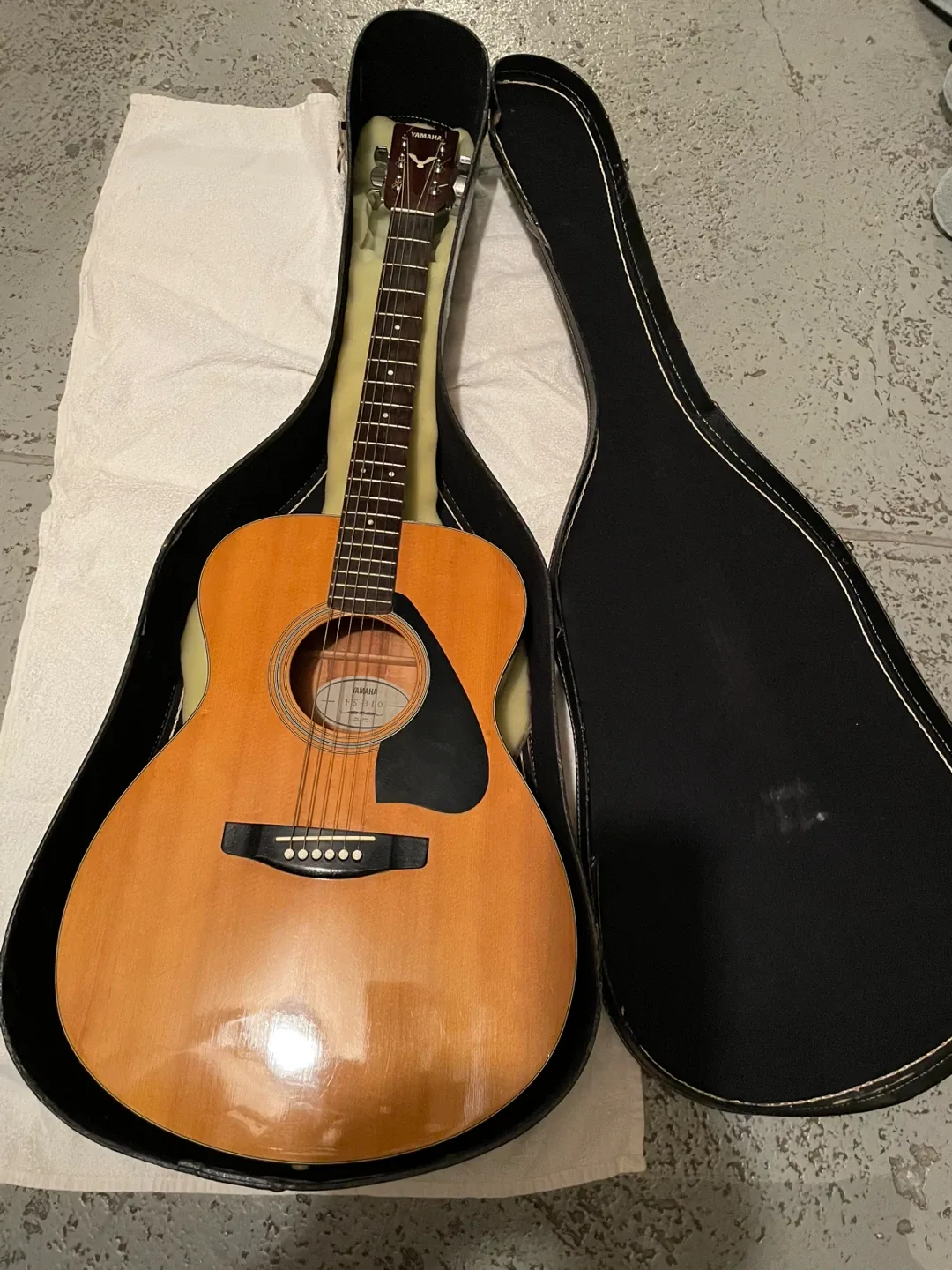 Yamaha FS81 Acoustic Guitar with Case