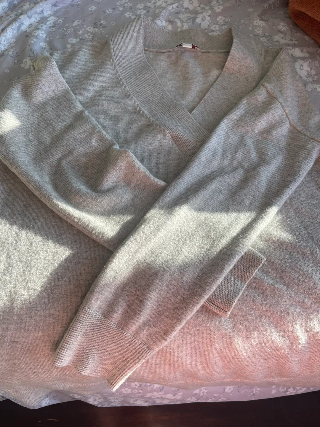 Gap XS/TP Grey V-Neck Sweater