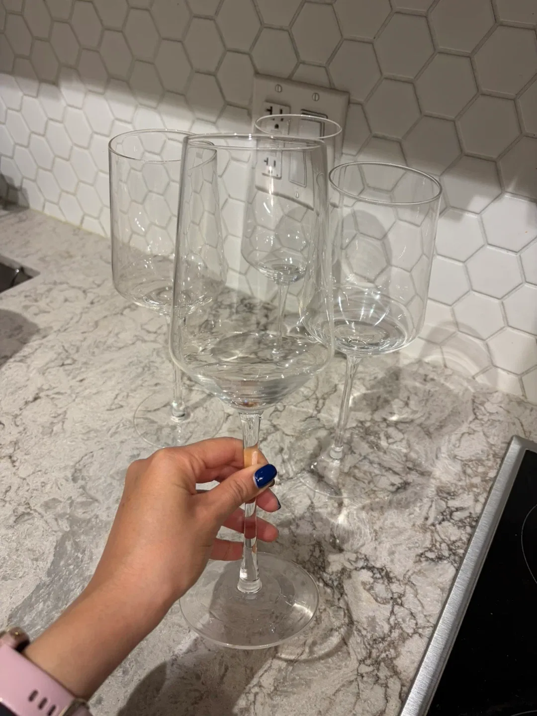 Set of 4 Wine Glasses - Like New! image indicator(3)