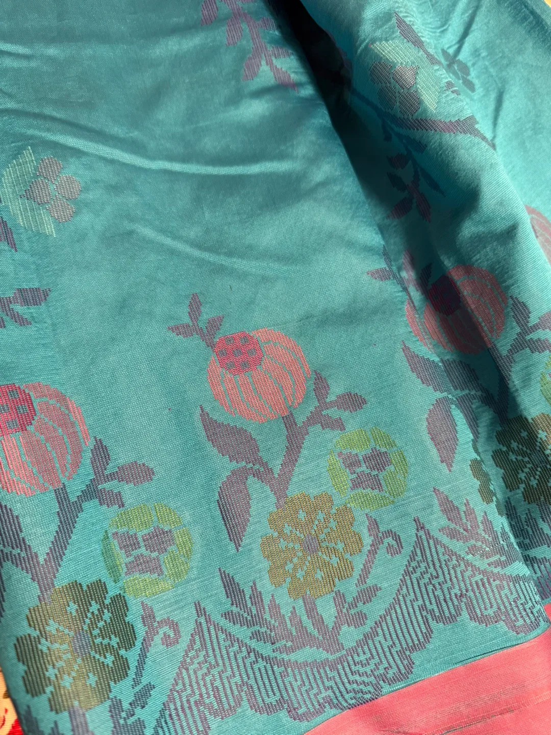 Blue Floral Pattern Saree image indicator(4)