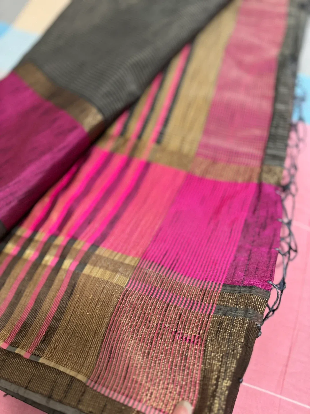 Striped Grey & Pink Saree image indicator(3)