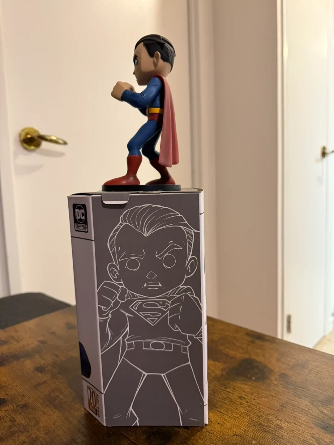 DC Artists Alley Superman by Chris Uminga Figurine image indicator(4)