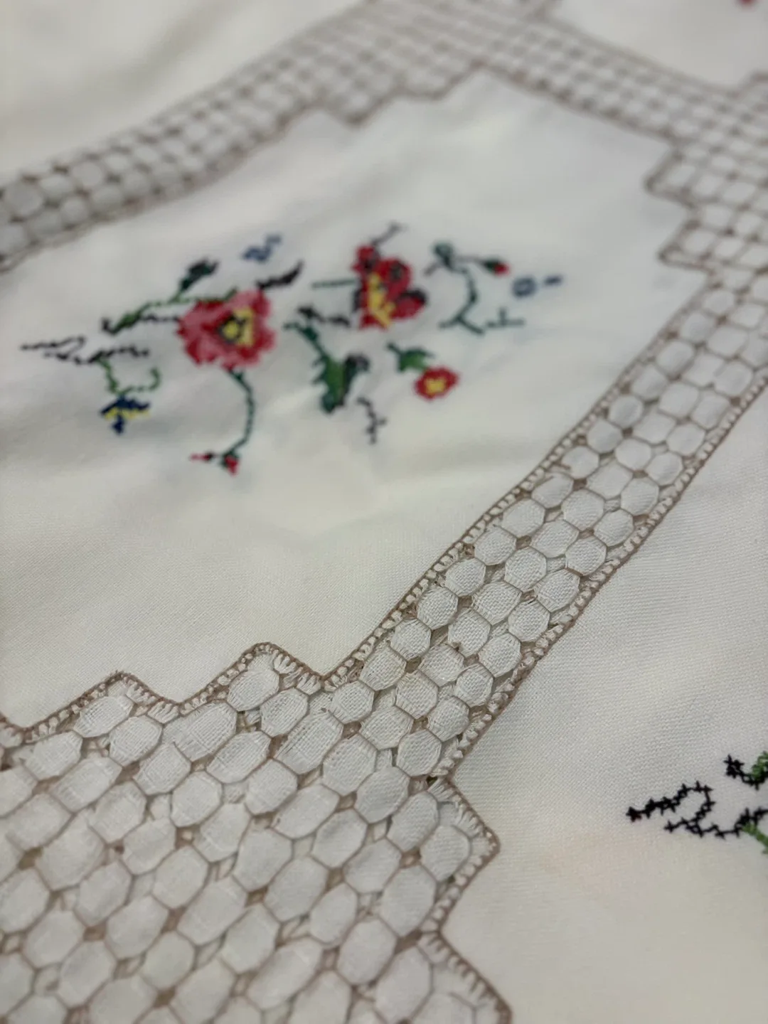 Vintage European Table Linen Bundle New or Nearly New image indicator(4)