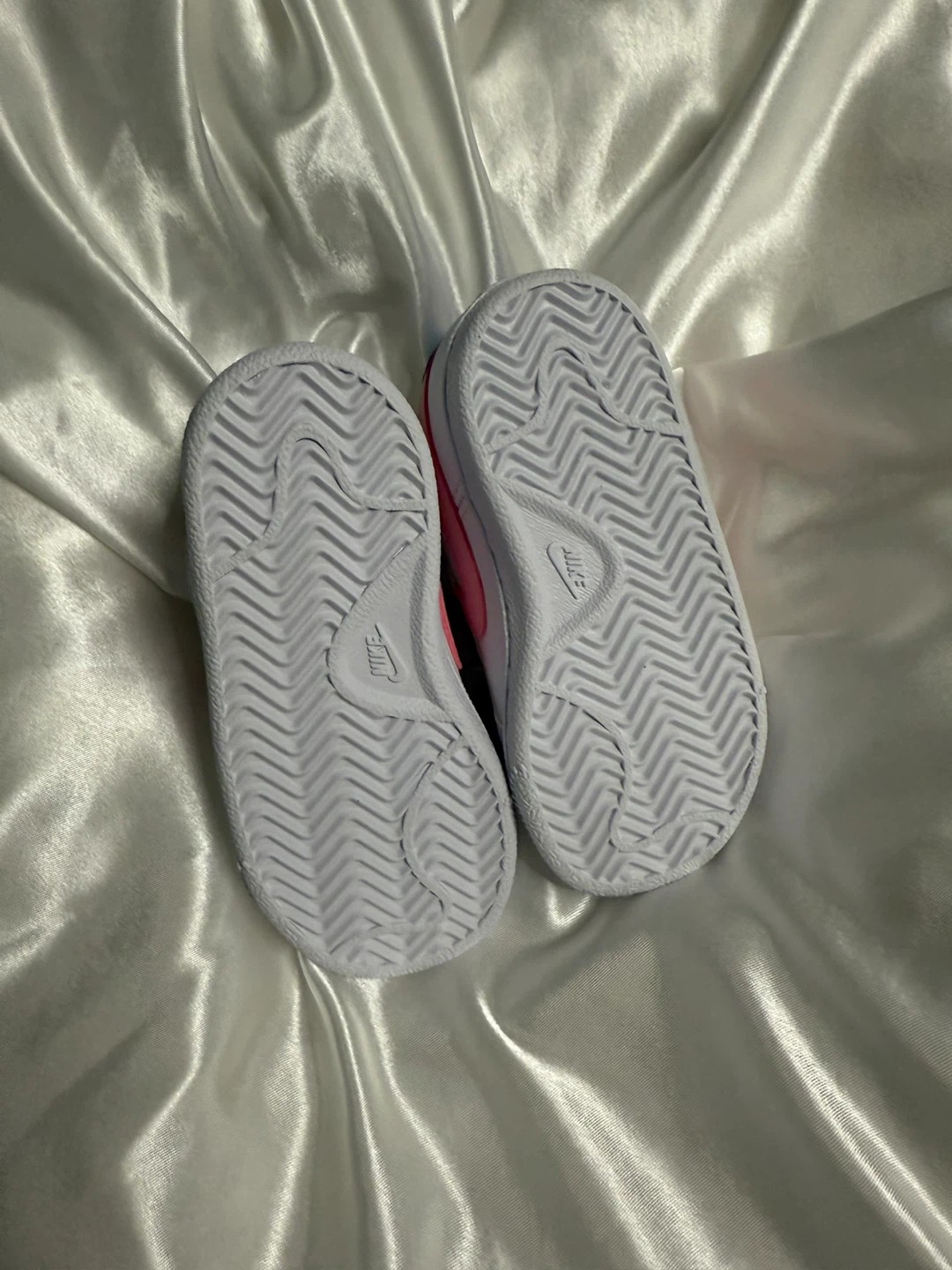 Toddler girl Nike sneakers. Size 7. - photo 4