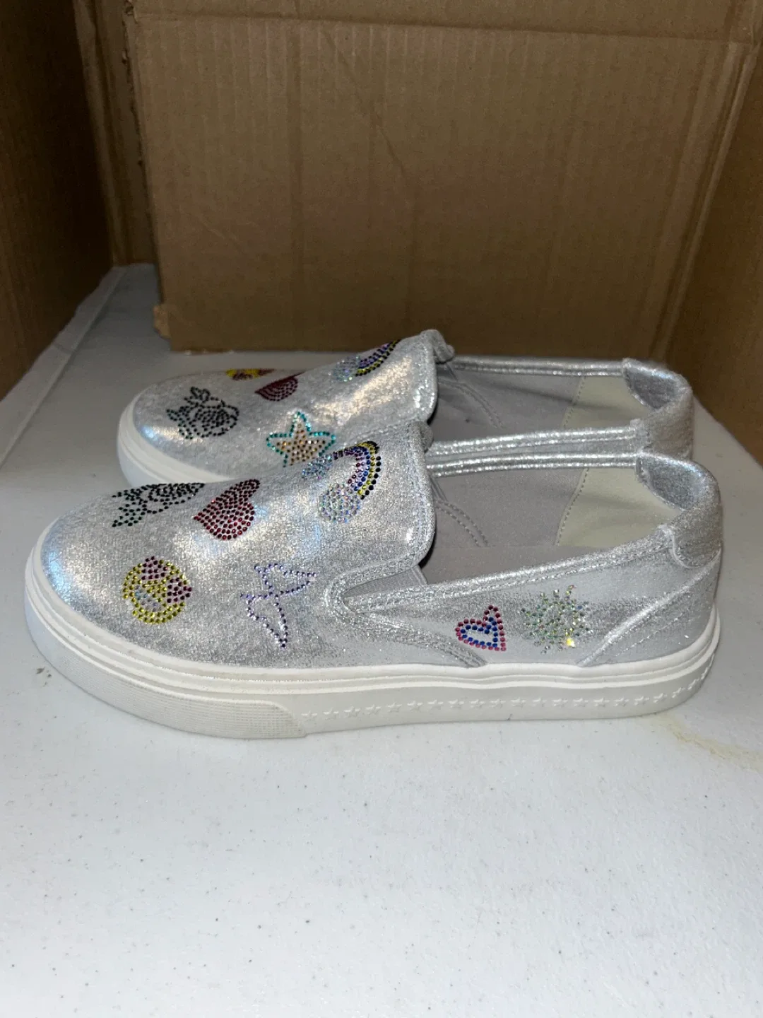 Steve Madden Girl's Silver Glitter Slip-On Shoes - Size 4 image indicator(3)
