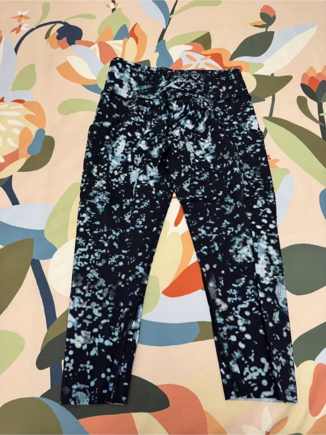 Lululemon Size 8 Leggings image indicator(2)