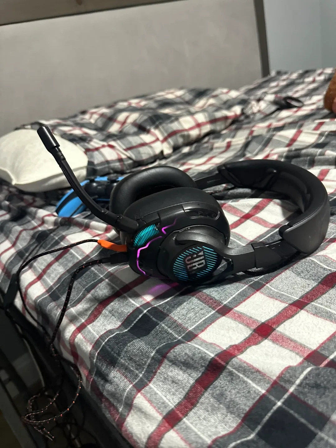 JBL Quantum One Gaming Headset image indicator(4)