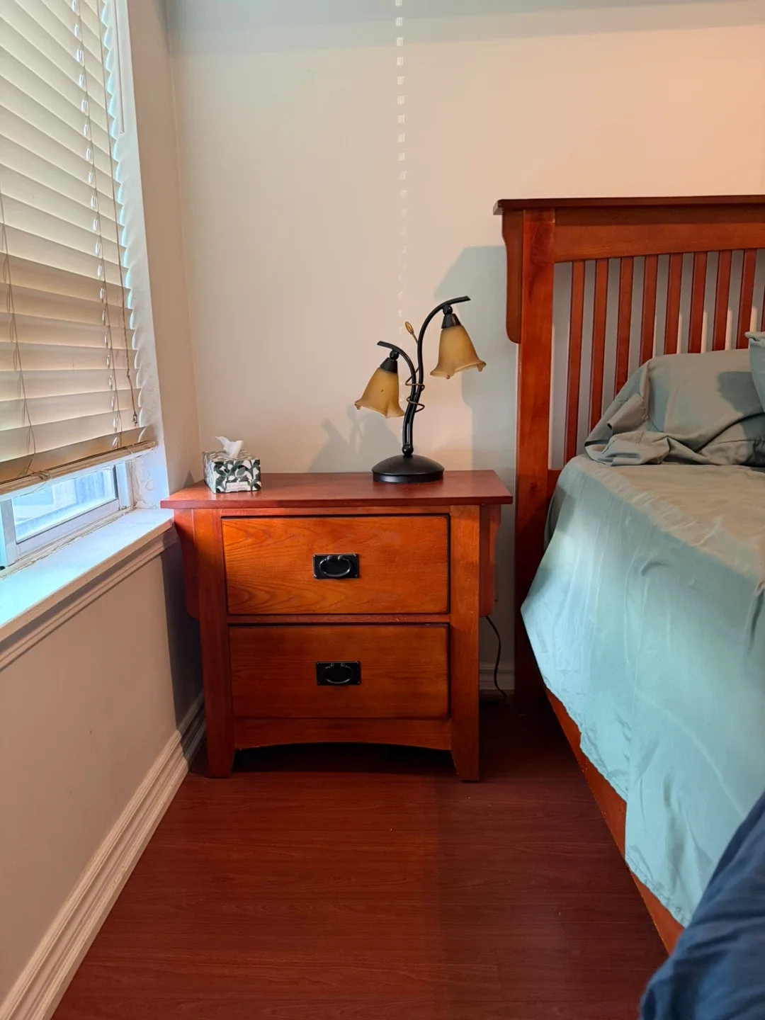 King size Wood Bedroom Set - Dresser, Mirror, Nightstands image indicator(2)