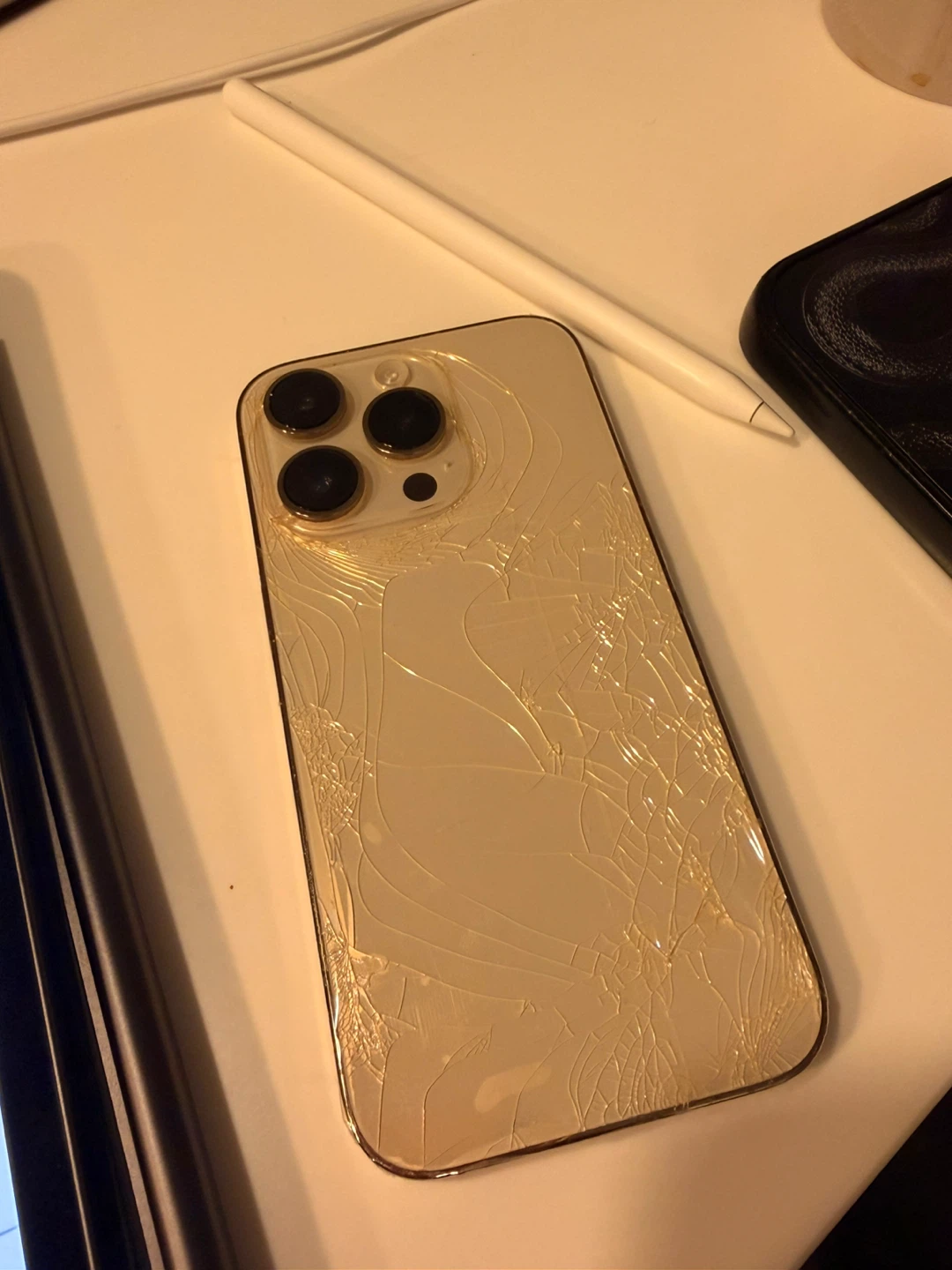 Cracked iPhone 14 pro - photo 2