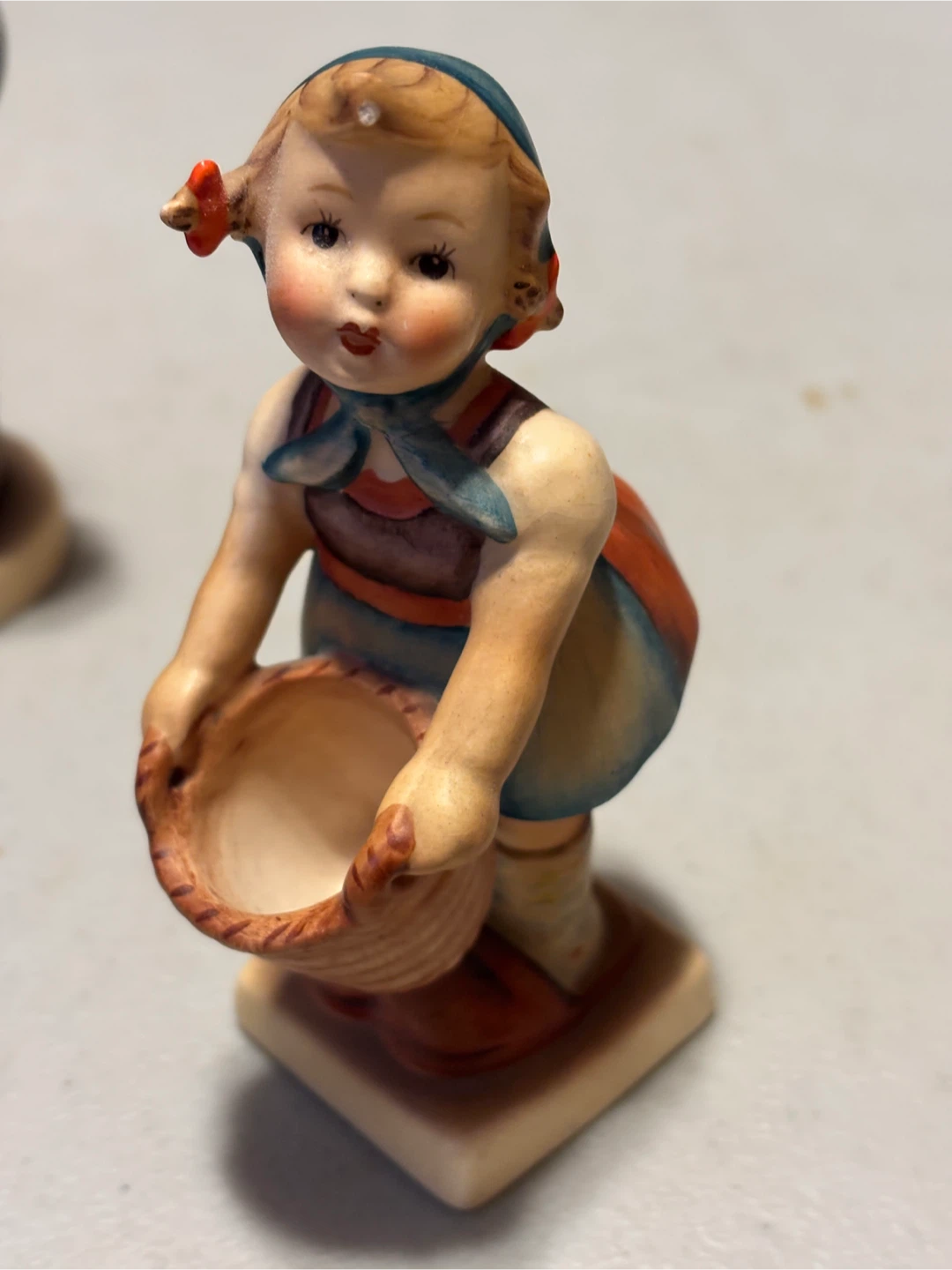Hummel Goebel Little Helper Figurine - photo 2