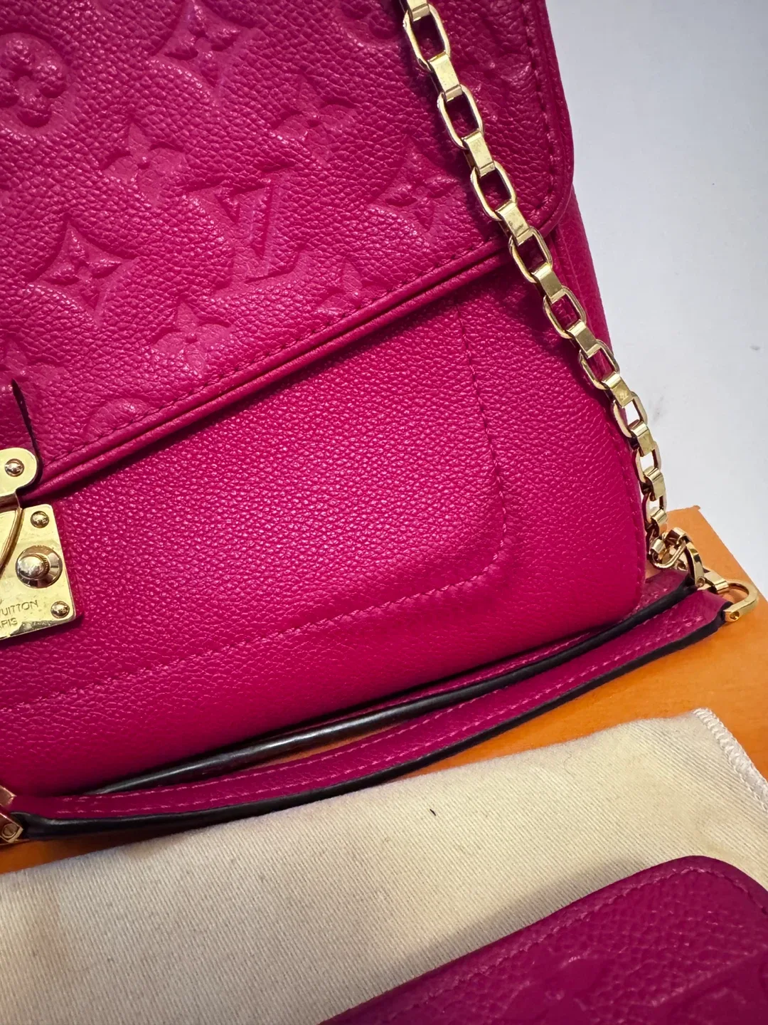 Louis Vuitton Pink Leather Shoulder Bag & Wallet Set image indicator(4)