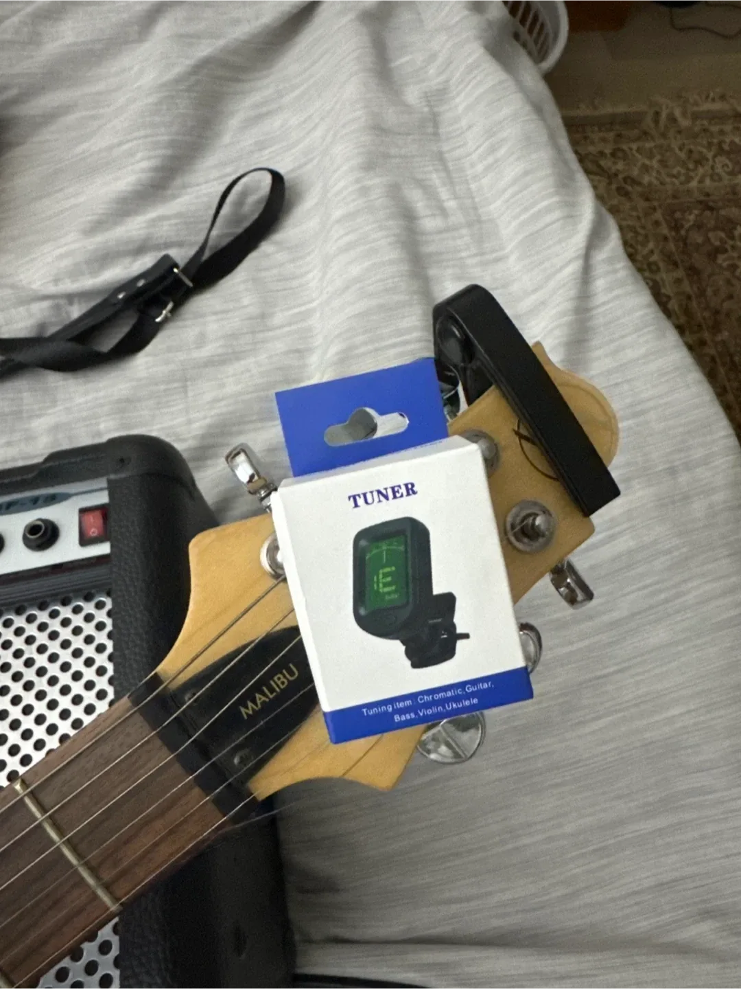 Malibu Electric Guitar & Amp - White image indicator(2)