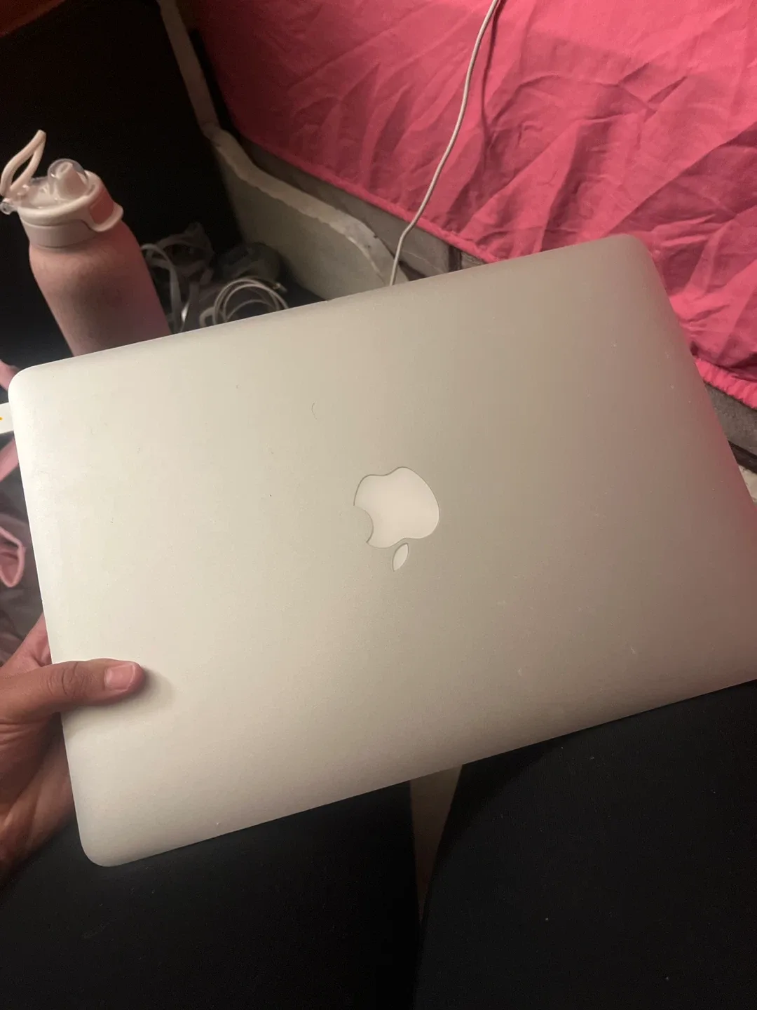 MacBook Air (13-inch, Early 2015) comes with charger