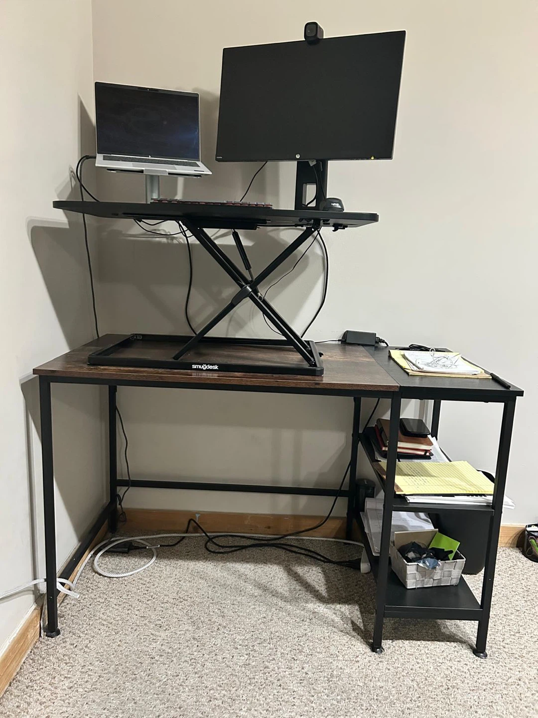 Work desk with extendible height stand