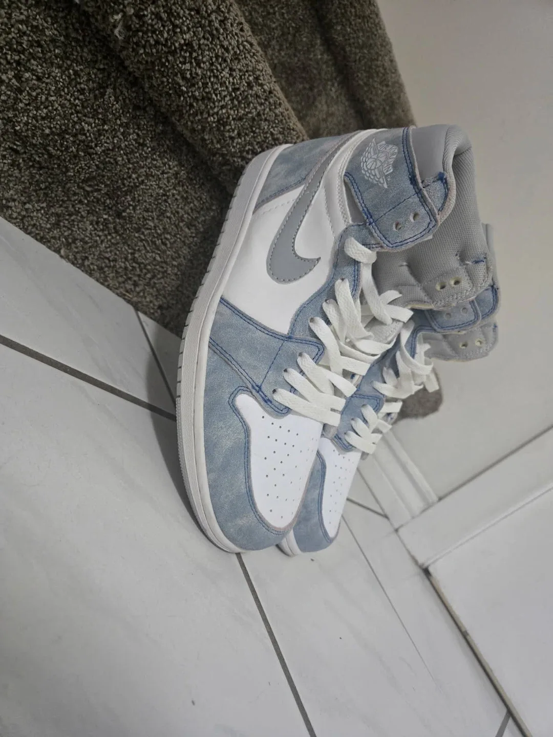 Air Jordan 1 High Hyper Royal