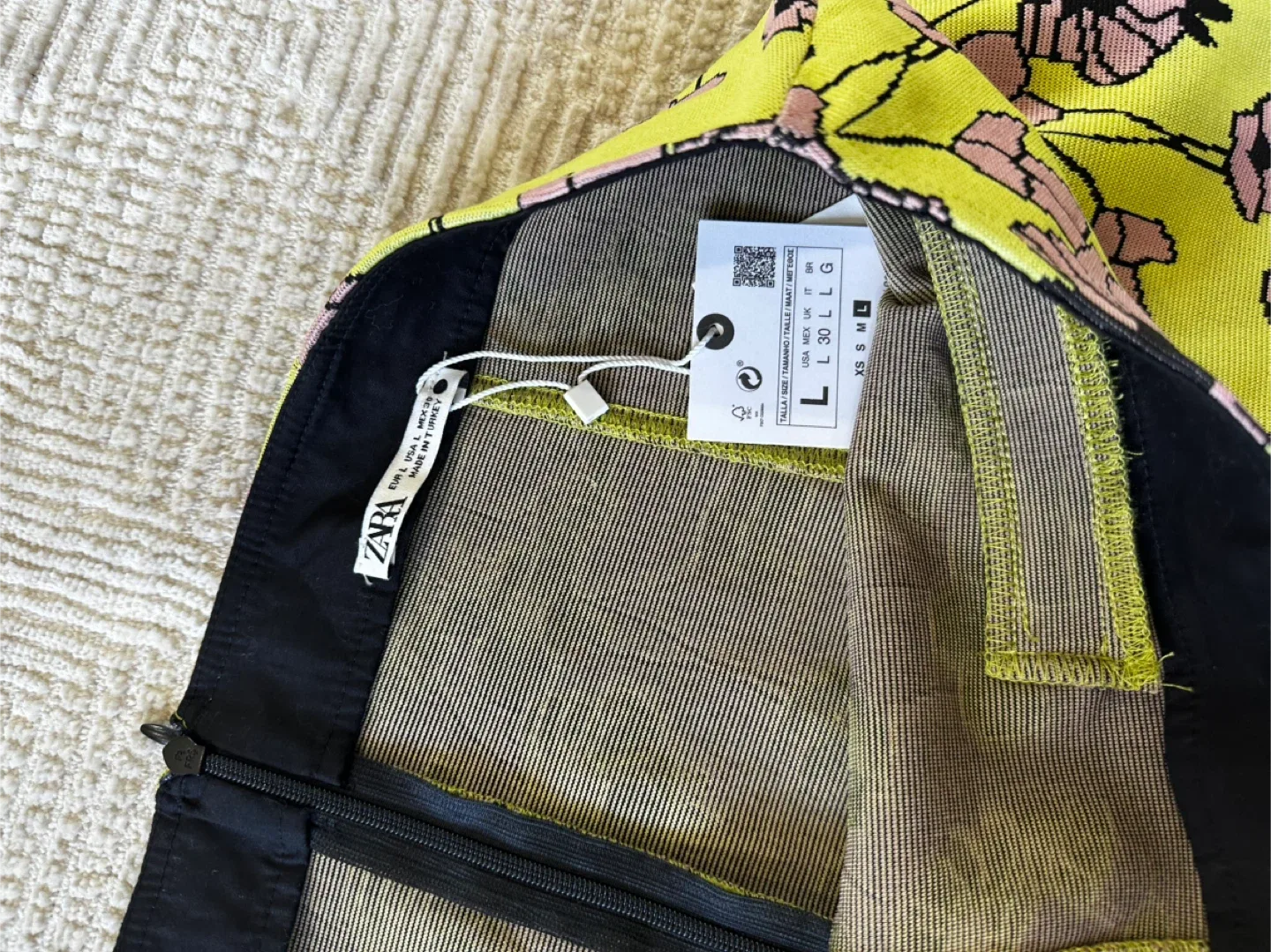 New Zara Floral Mini Skirt - Size L image indicator(2)