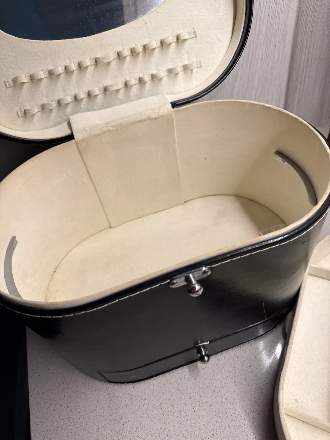 Black Vintage Makeup/Jewelry Case image indicator(3)