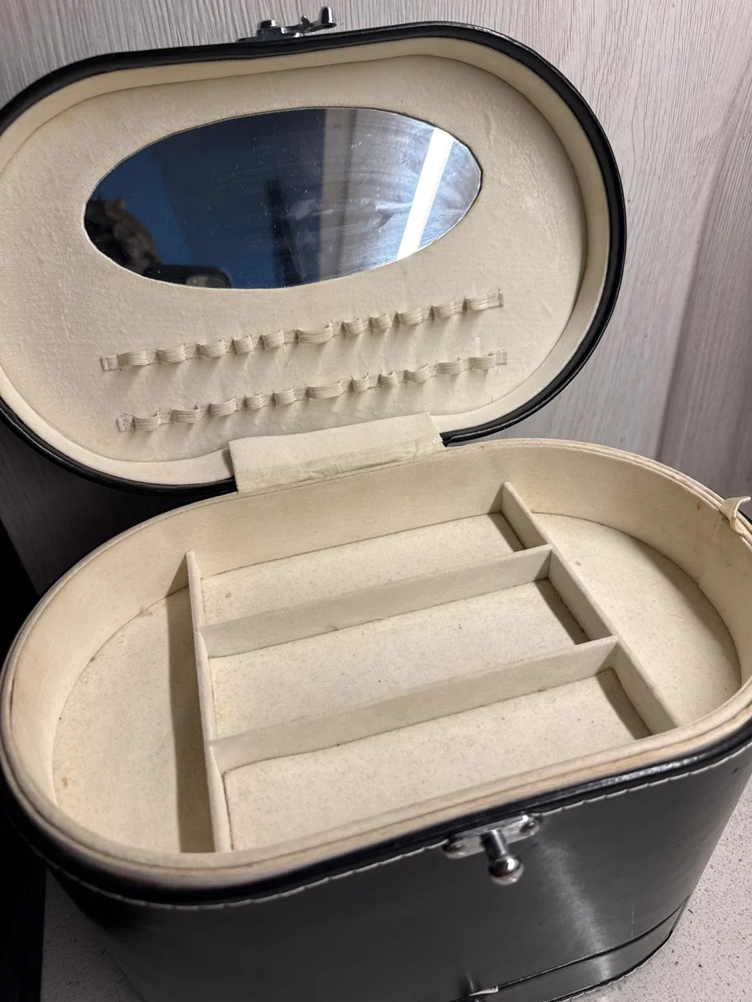 Black Vintage Makeup/Jewelry Case image indicator(2)