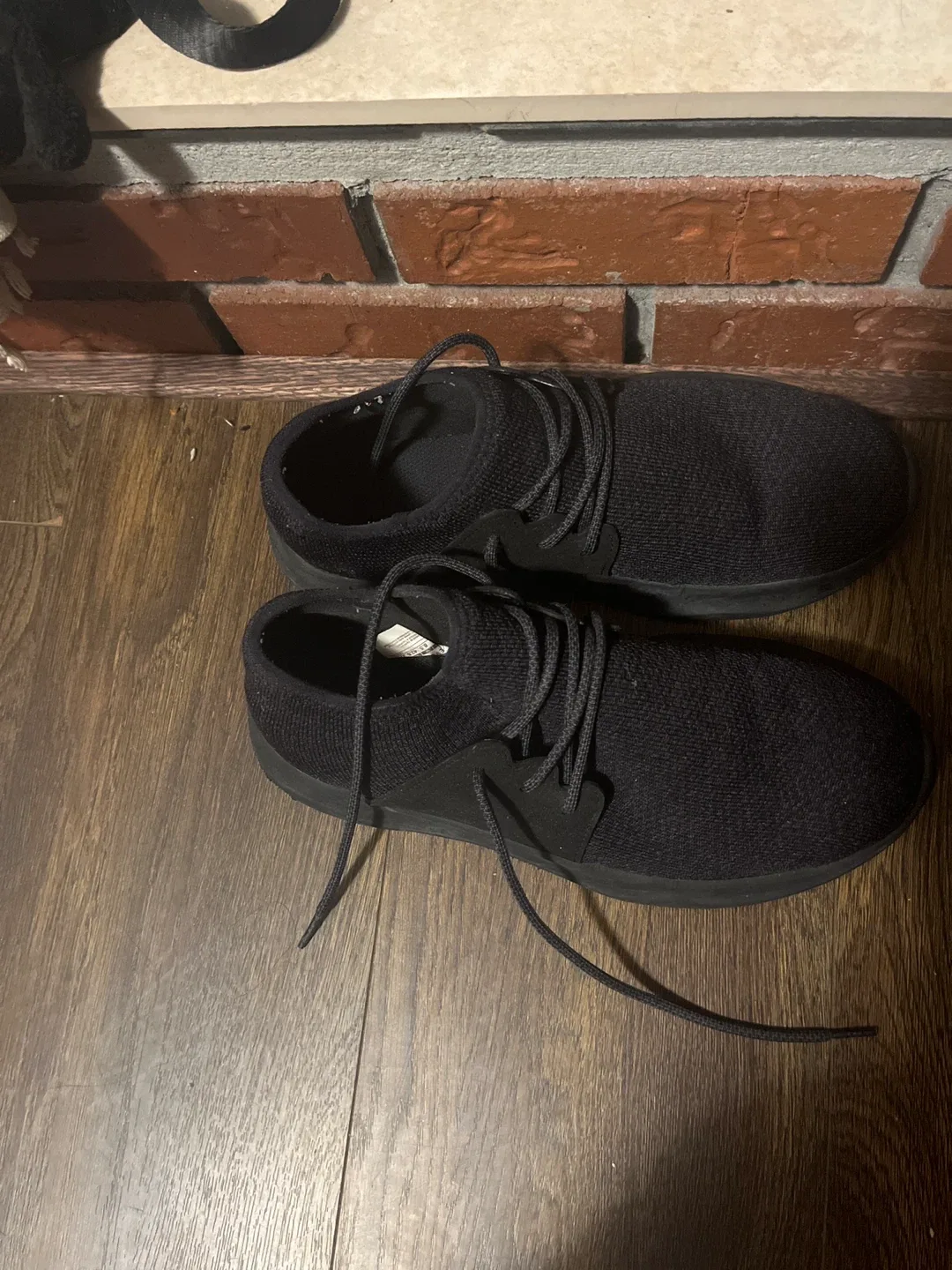 Selling a pair of Vesie shoes