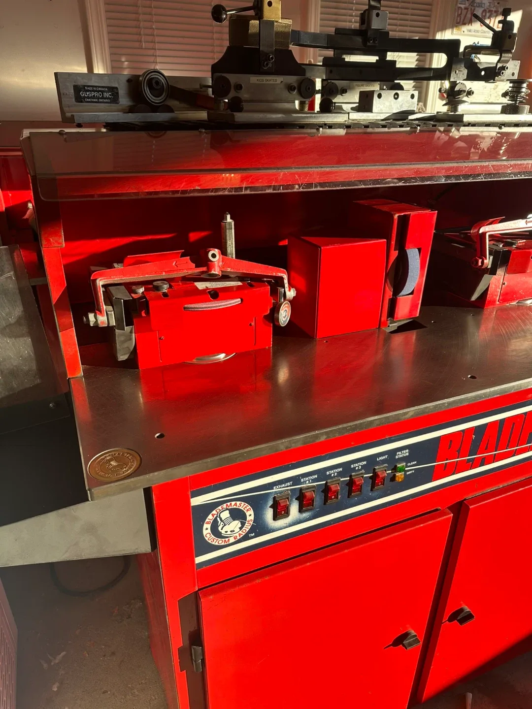 Blademaster Triple Head Skate Sharpening Machine image indicator(2)