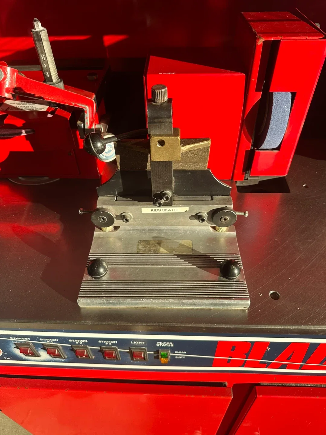 Blademaster Triple Head Skate Sharpening Machine image indicator(5)