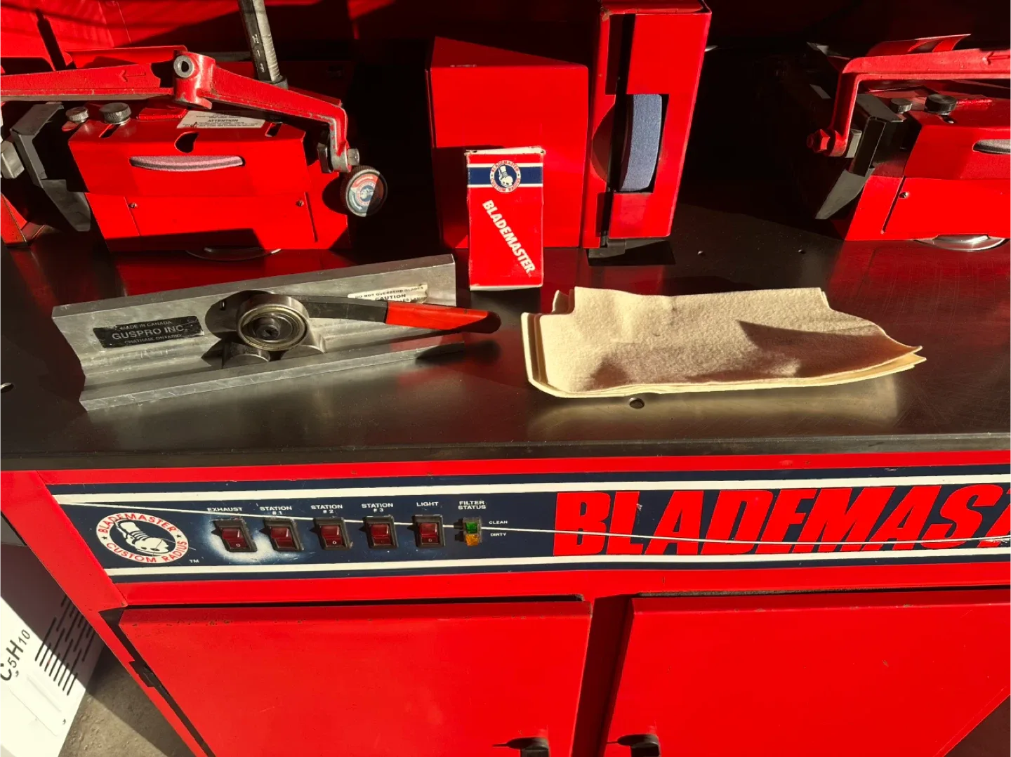 Blademaster Triple Head Skate Sharpening Machine image indicator(7)