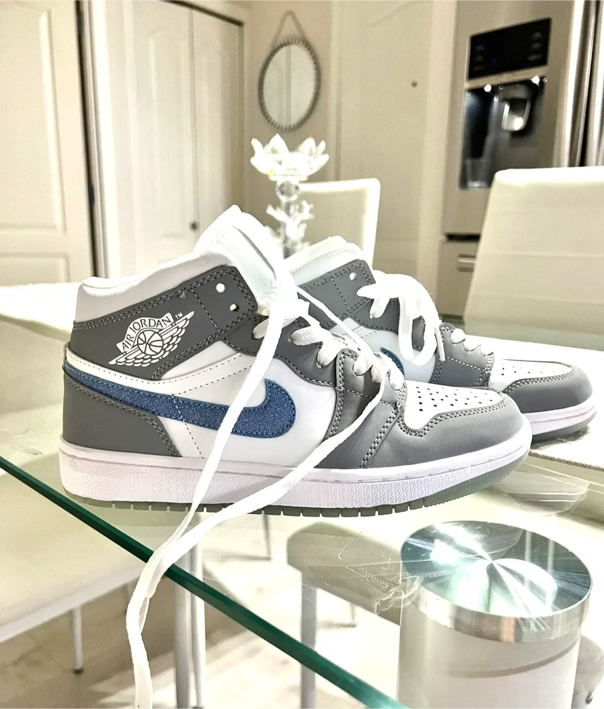 Air Jordan 1 Mid – Brand New (Never Worn) image indicator(2)