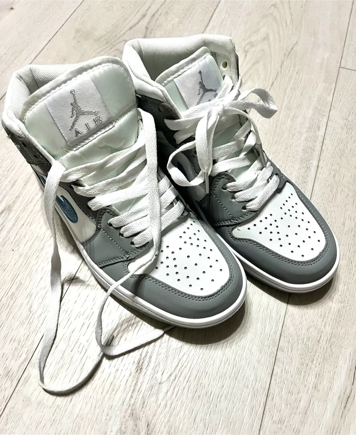 Air Jordan 1 Mid – Brand New (Never Worn) image indicator(3)