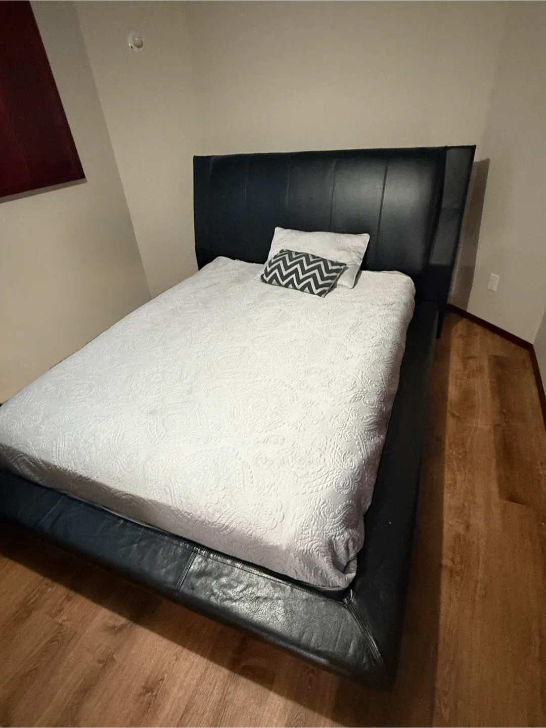 Black Bedroom Set - Bed, Nightstand, Dresser image indicator(3)