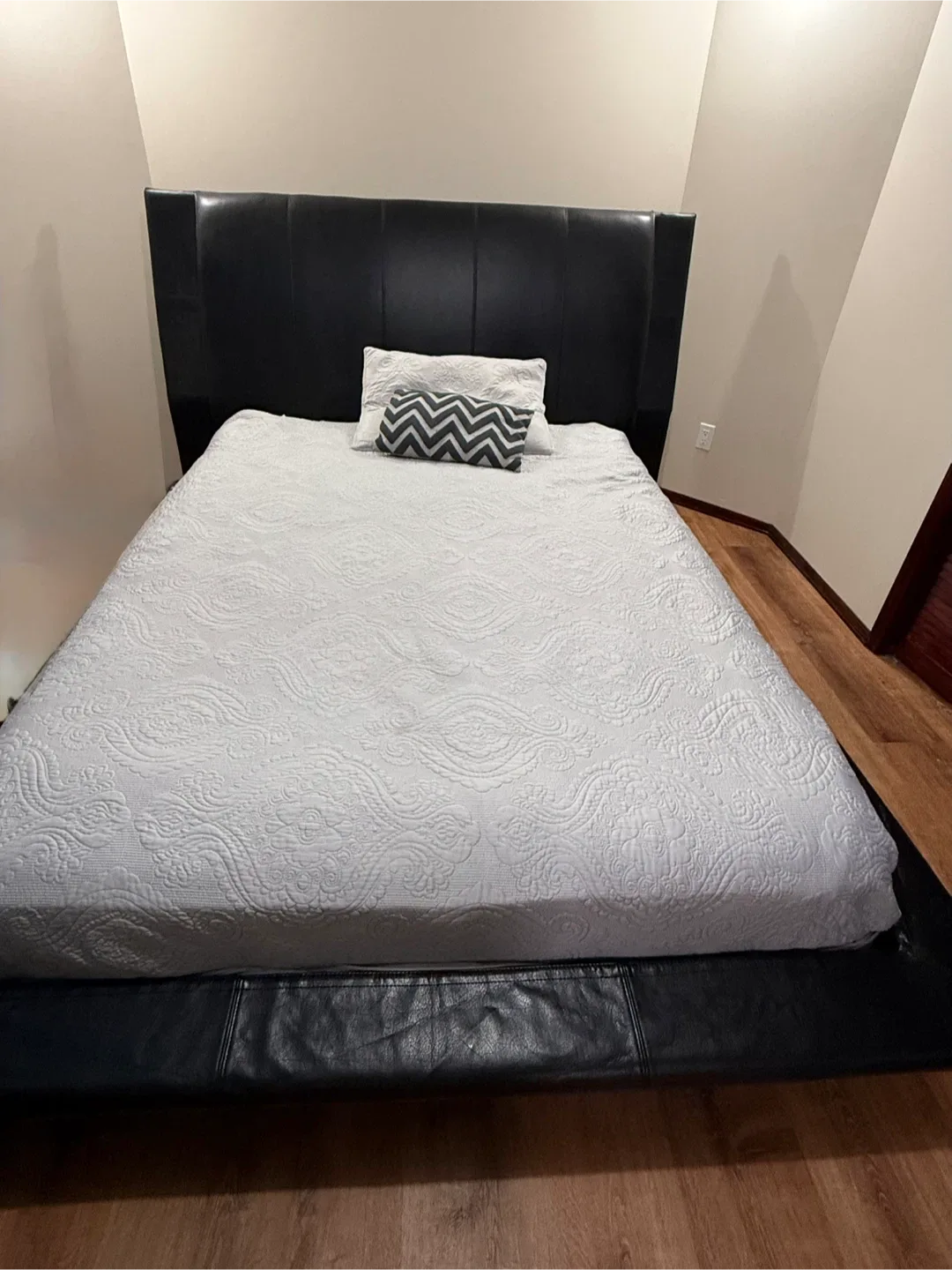 Black Bedroom Set - Bed, Nightstand, Dresser image indicator(4)