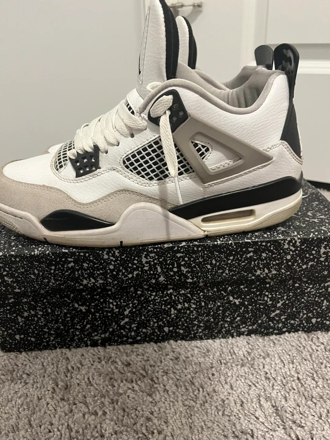 Air Jordan 4 Retro (AJ4) Size 8.5 image indicator(2)