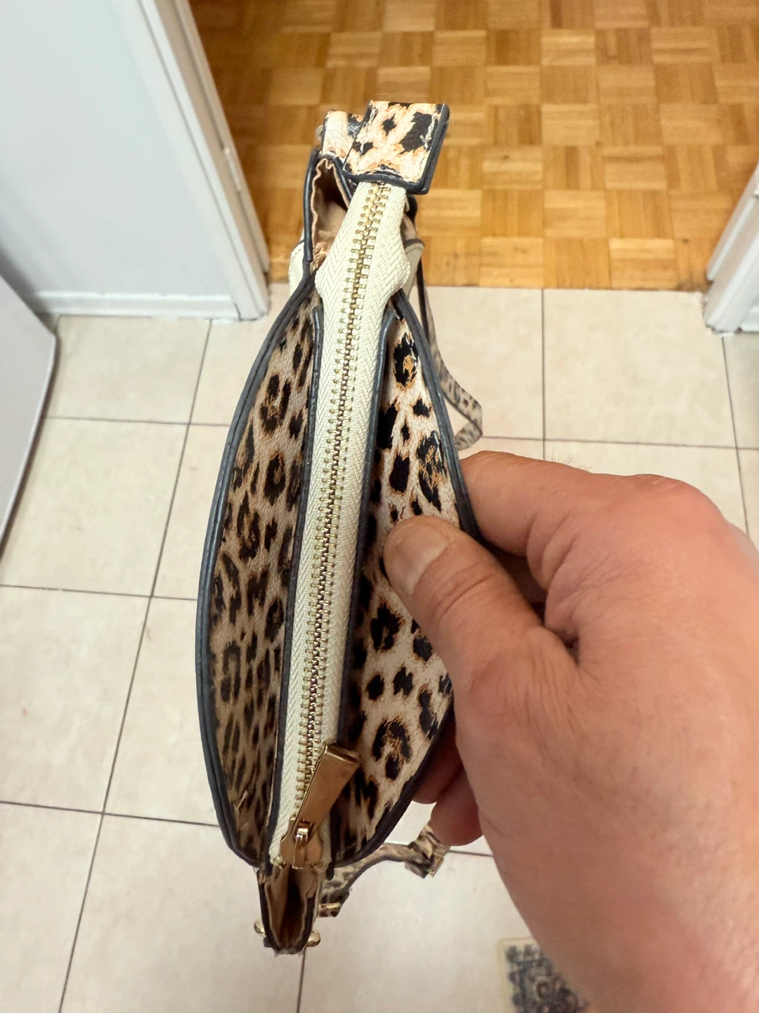 XIIIX Collection Leopard Print Round Crossbody Bag - photo 3