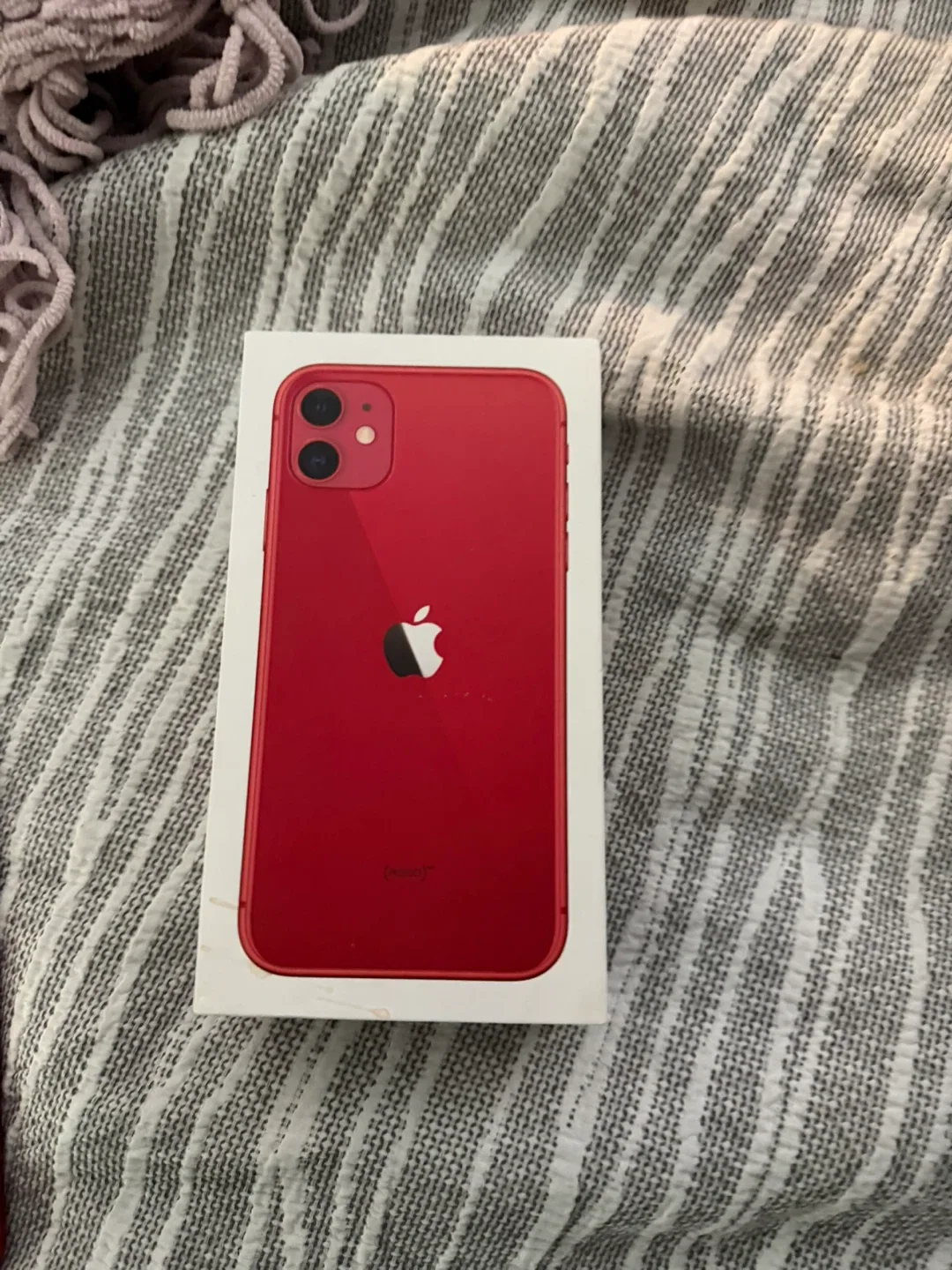 Apple iPhone 11 - Red/64g image indicator(3)