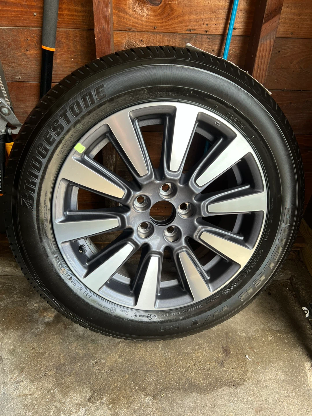 235/55R18 Bridgestone Dueler H/T 687 Tire on OEM Rim (1 TIRE!!!)