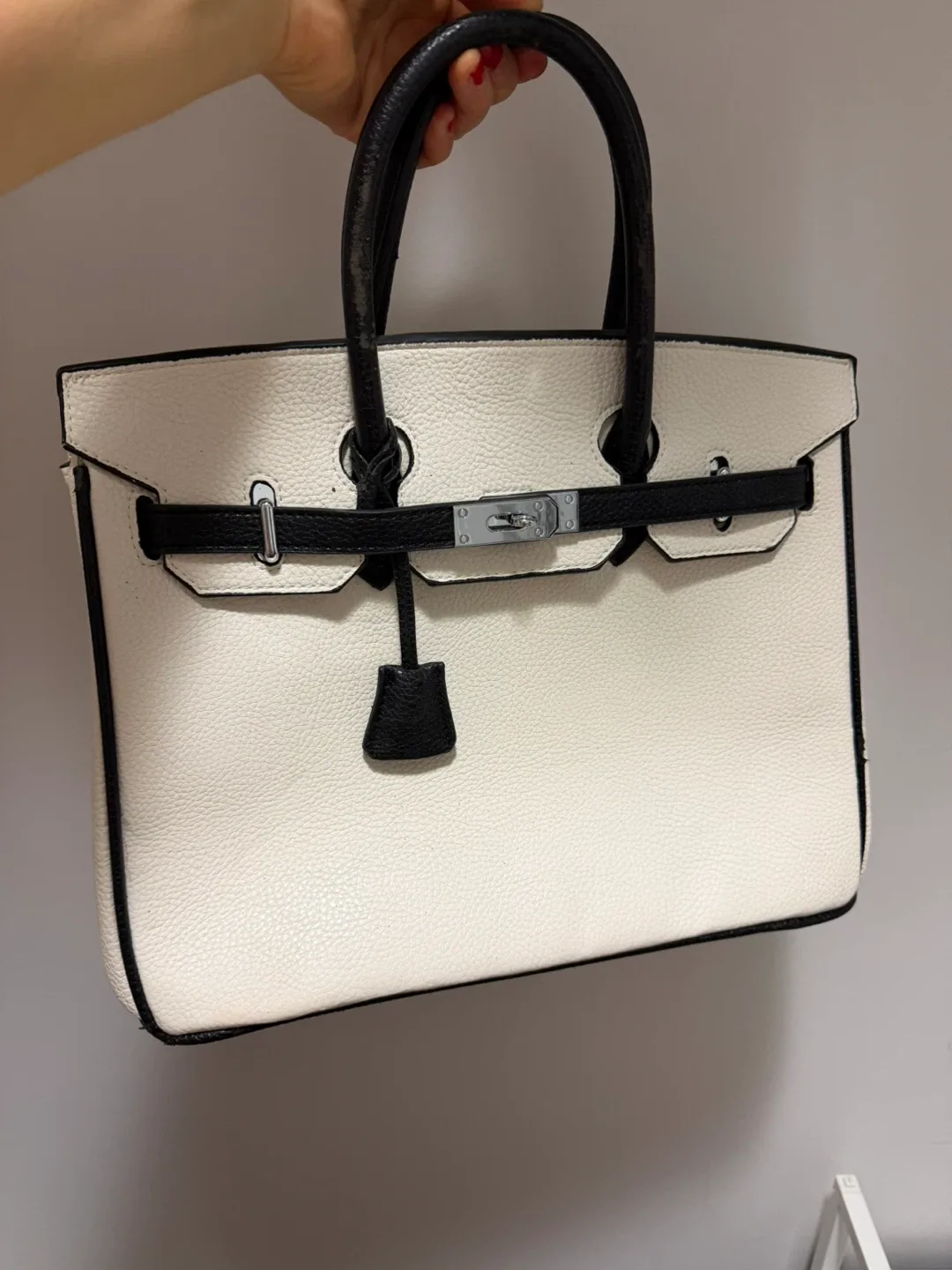 White & Black Handbag image indicator(2)