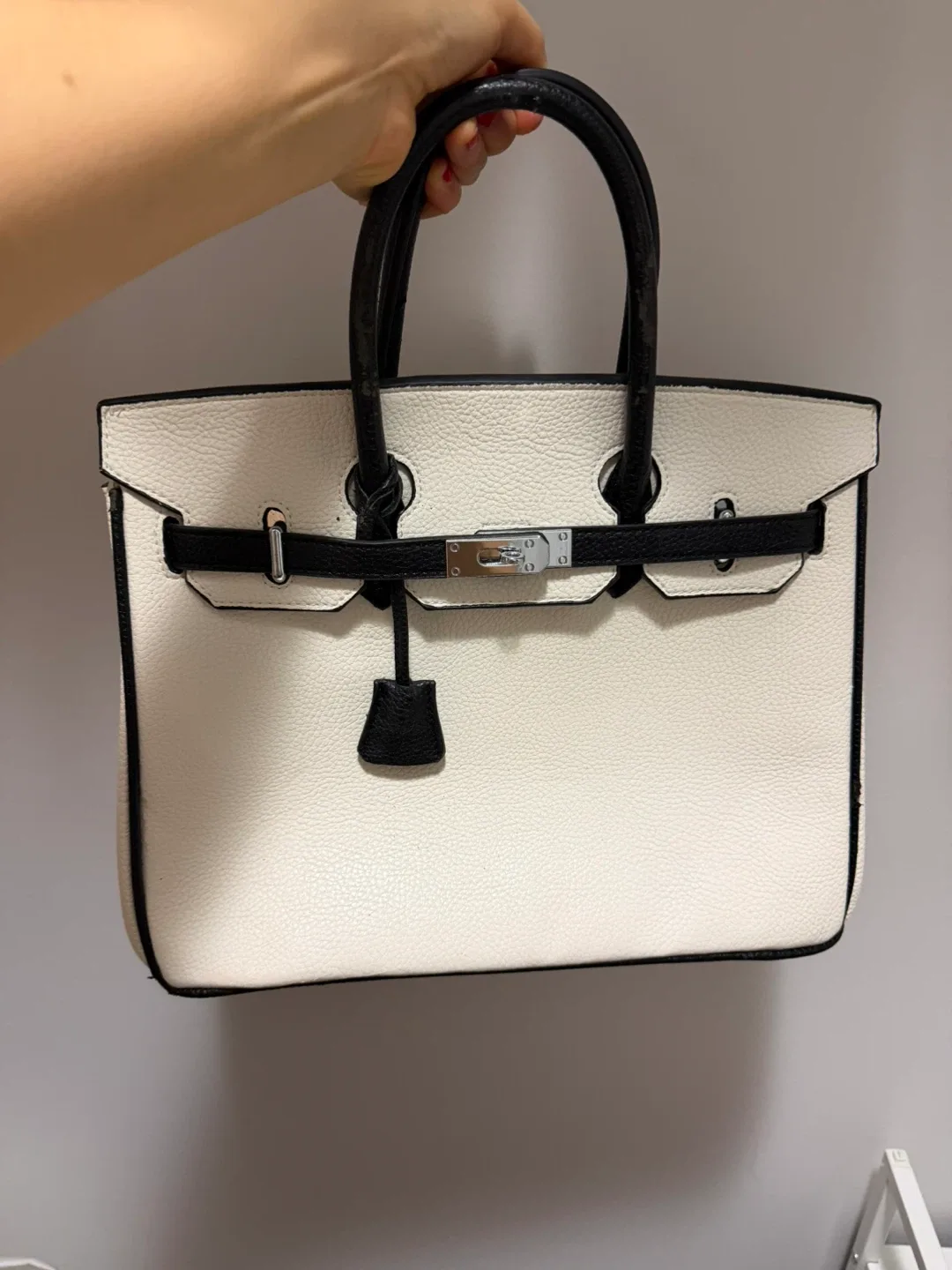 White & Black Handbag image indicator(3)
